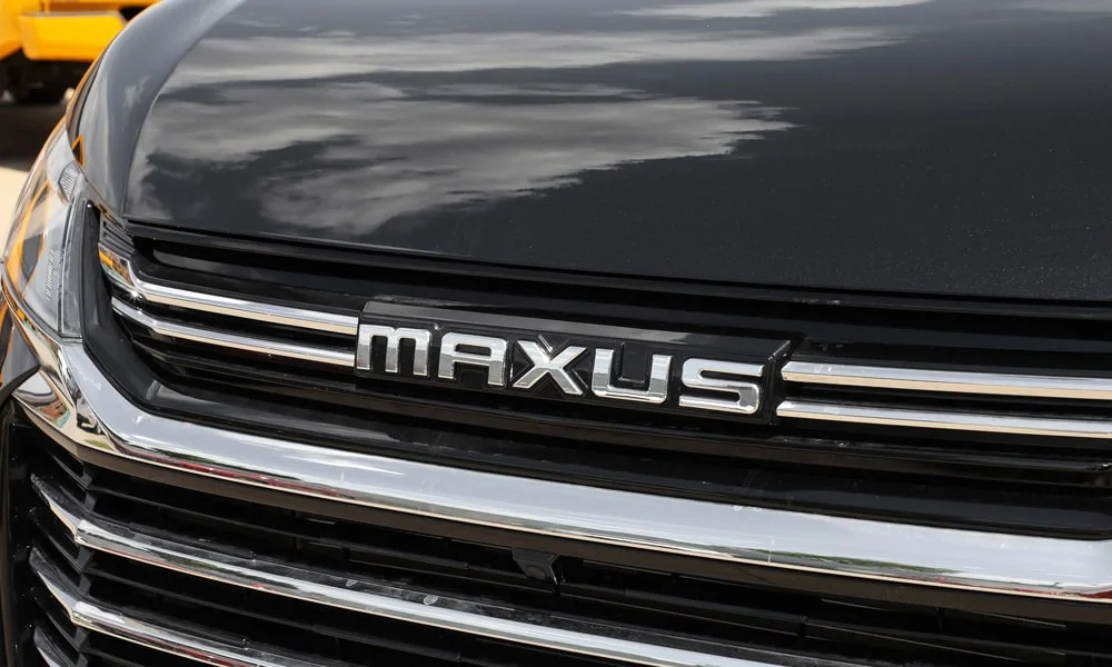 Фото Maxus G50 (2024) — эмблема. Фирменный шильдик на кузове — знак принадлежности к марке Maxus G50 (2024) — эмблема