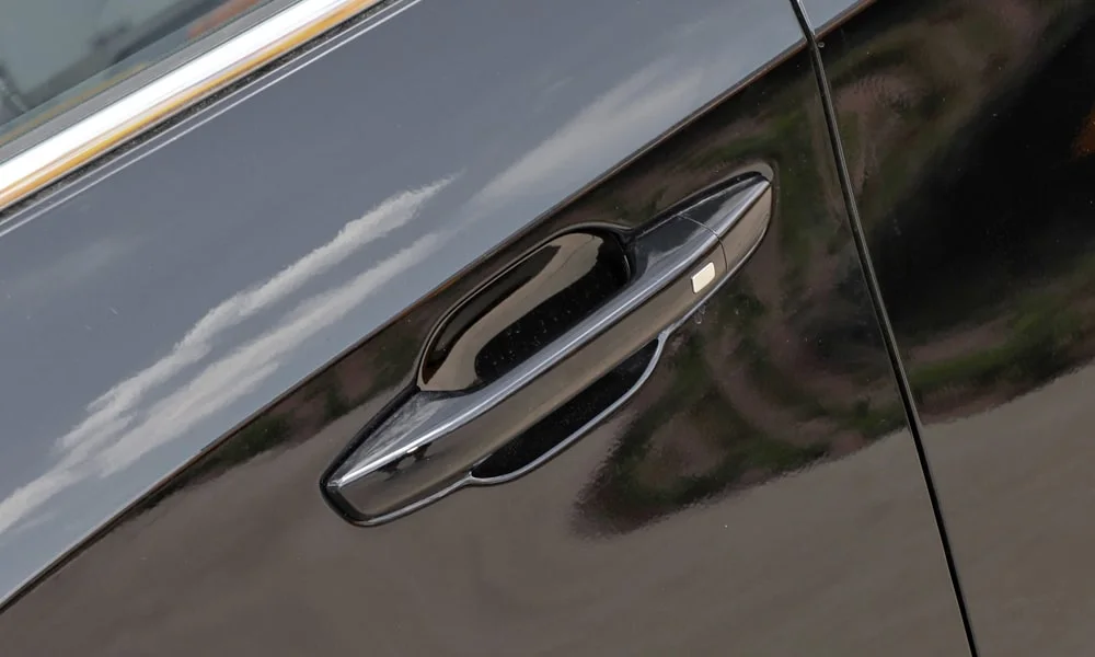 Фото Maxus G50 (2024) — дверная ручка. Зона ручки крупным планом: подгонка панелей и кромок. Выдвижные ручки прячутся заподлицо на ходу и улучшают обтекаемость Maxus G50 (2024) — дверная ручка