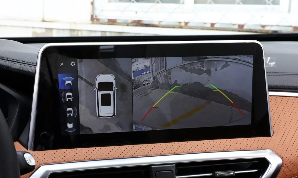 Фото Maxus G50 (2024) — экран мультимедиа. Интерфейс медиасистемы крупным планом. Климат и обогревы часто управляются с этого экрана — привыкание занимает пару дней Maxus G50 (2024) — экран мультимедиа