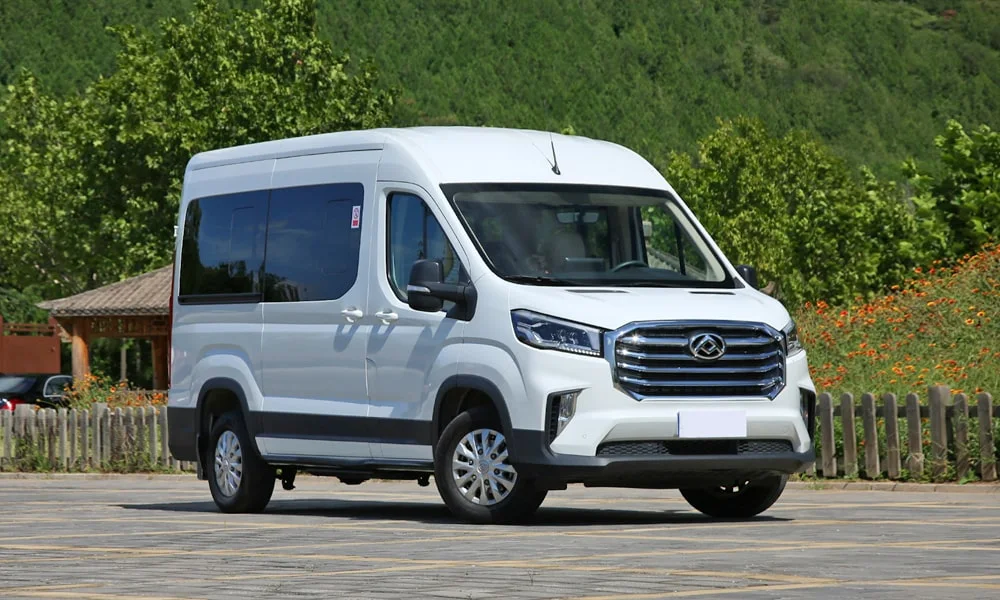 Фото Maxus V90 (2024) — вид спереди, фото 3. Белый кузов, строгая симметрия оптики — базовый ракурс знакомства с дизайном Maxus V90 (2024) — вид спереди, фото 3