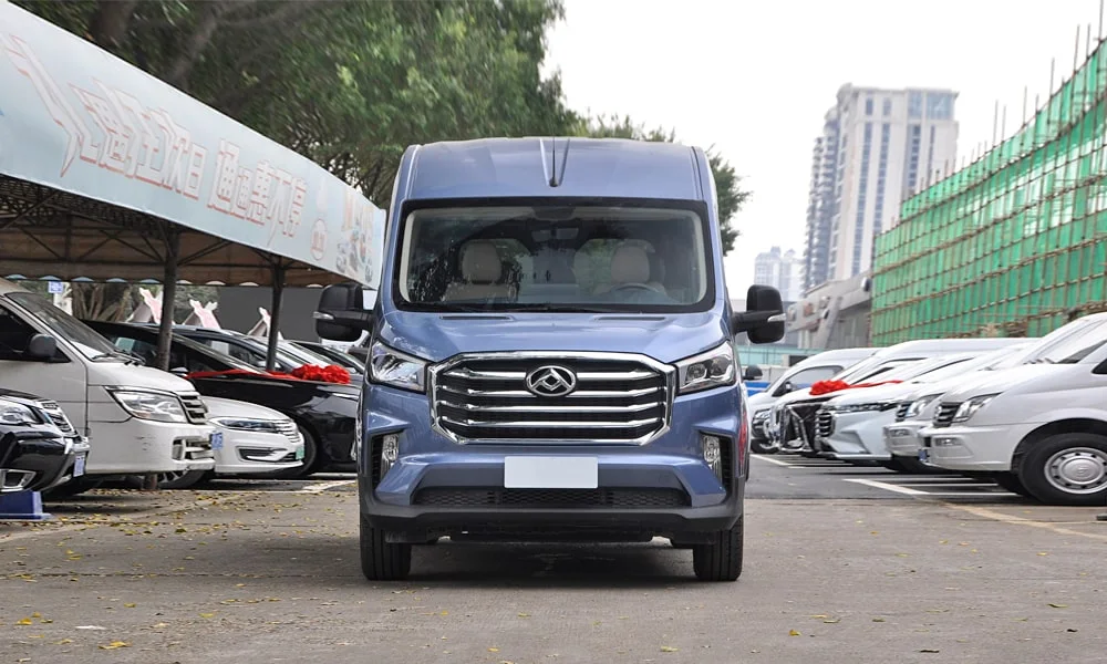 Фото Maxus V90 (2024) — вид спереди, фото 4. Оптика, решётка и бампер — первое впечатление о модели. Дневные ходовые огни включаются автоматически с запуском Maxus V90 (2024) — вид спереди, фото 4