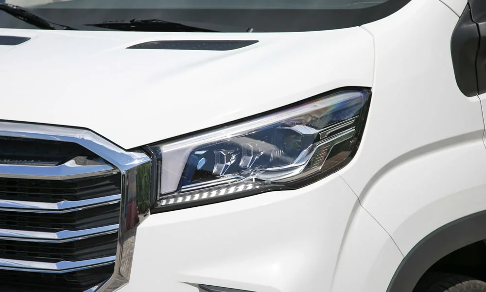 Фото Maxus V90 (2024) — передняя оптика. Линзы и секции ходовых огней крупным планом. Светодиодная оптика служит весь срок жизни машины без замены ламп Maxus V90 (2024) — передняя оптика