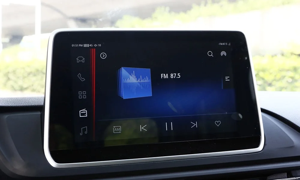 Фото Maxus V90 (2024) — экран мультимедиа. Интерфейс медиасистемы крупным планом Maxus V90 (2024) — экран мультимедиа