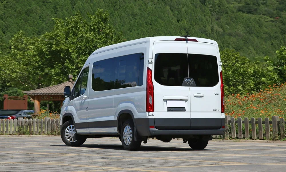Фото Maxus V90 (2024) — вид сзади, фото 3. Белый кузов сзади — фонари и бампер определяют ночной образ модели Maxus V90 (2024) — вид сзади, фото 3