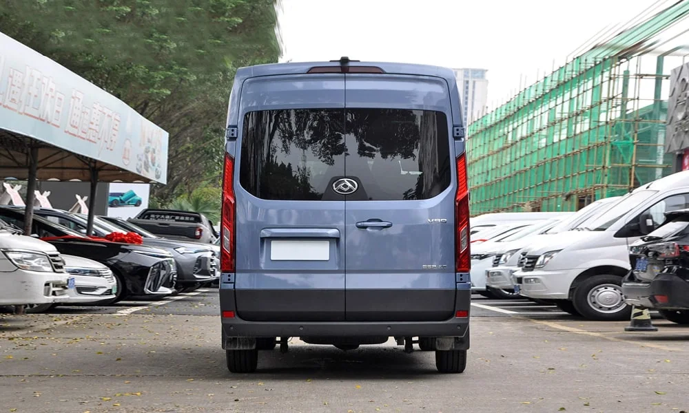 Фото Maxus V90 (2024) — вид сзади, фото 4. Серый кузов сзади — фонари и бампер определяют ночной образ модели. Насадки выхлопа или их имитация внизу бампера различают версии Maxus V90 (2024) — вид сзади, фото 4
