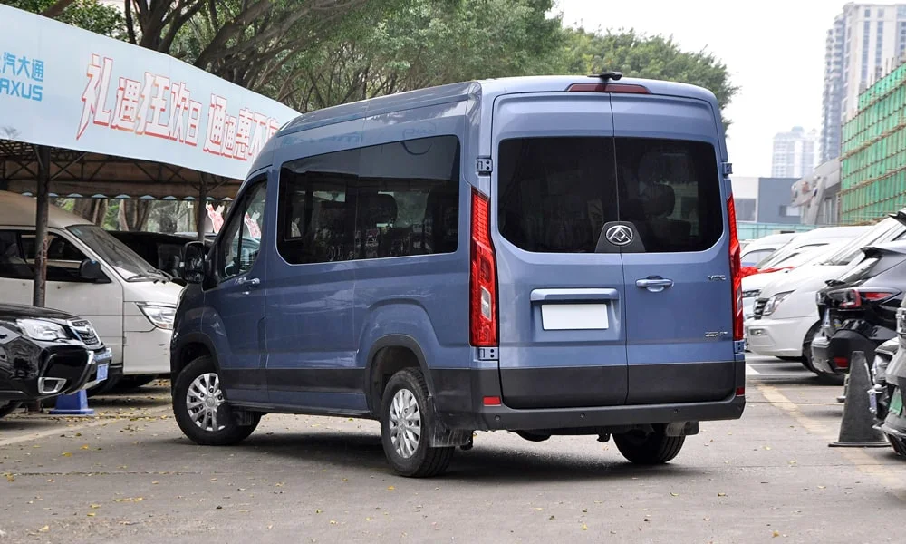 Фото Maxus V90 (2024) — вид сзади, фото 6. Графика фонарей, бампер и оформление пятой двери. Насадки выхлопа или их имитация внизу бампера различают версии Maxus V90 (2024) — вид сзади, фото 6