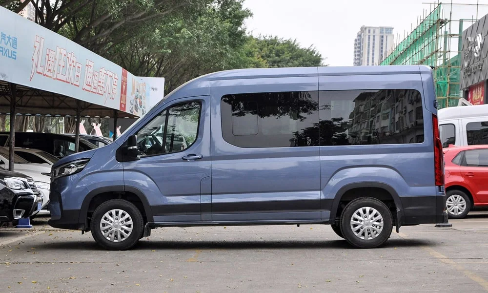Фото Maxus V90 (2024) — вид сбоку, фото 3. Профиль в синем цвете: соотношение колёсной базы и свесов. Длинная база — простор второго ряда; короткие свесы упрощают парковку Maxus V90 (2024) — вид сбоку, фото 3
