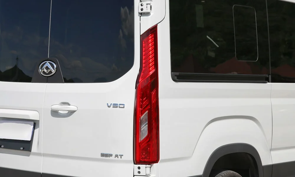 Фото Maxus V90 (2024) — задние фонари. Графика секций крупным планом — ночная подпись модели Maxus V90 (2024) — задние фонари