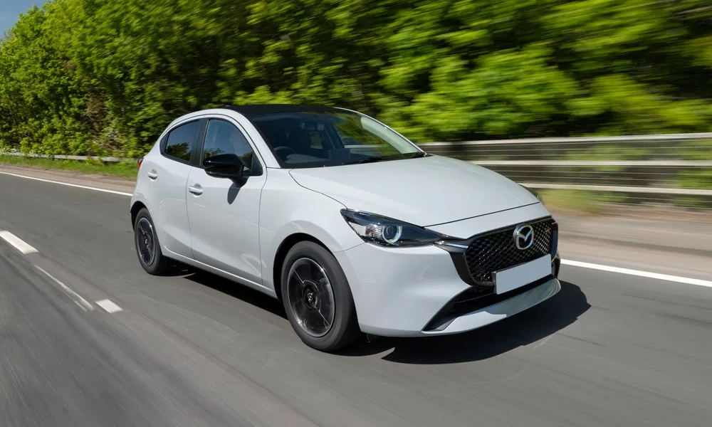 Фото Mazda 2 (2024) — вид спереди, фото 8. Оптика, решётка и бампер — первое впечатление о модели. Дневные ходовые огни включаются автоматически с запуском Mazda 2 (2024) — вид спереди, фото 8
