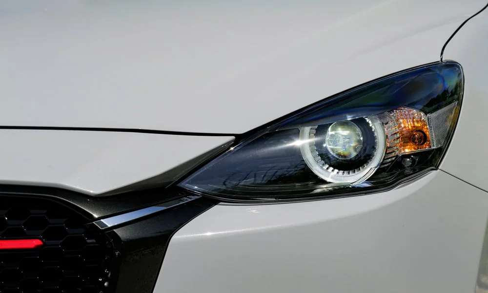 Фото Mazda 2 (2024) — вид спереди, фото 11. Оптика, решётка и бампер — первое впечатление о модели. Рисунок ходовых огней — подпись модели, по нему её узнают в потоке Mazda 2 (2024) — вид спереди, фото 11