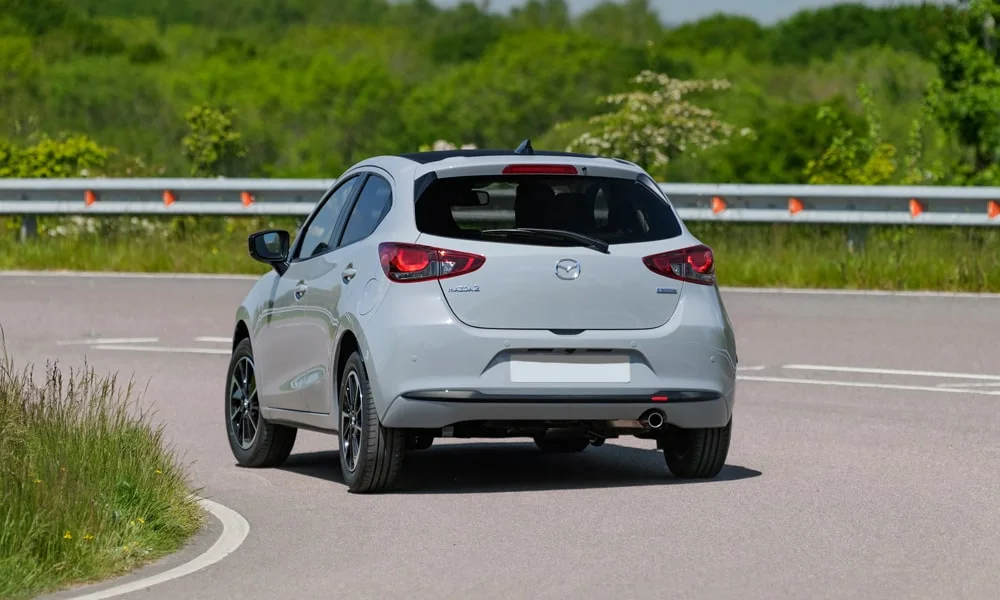 Фото Mazda 2 (2024) — вид сзади, фото 5. Графика фонарей, бампер и оформление пятой двери Mazda 2 (2024) — вид сзади, фото 5