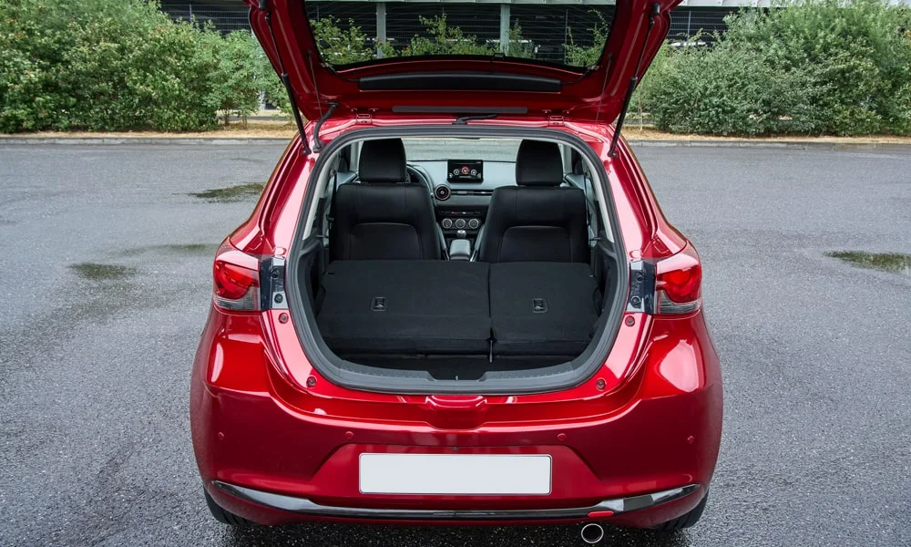 Фото Mazda 2 (2024) — багажник, фото 3. Форма проёма, ровный пол и организация пространства. Под полом обычно размещены органайзер, докатка или ремкомплект Mazda 2 (2024) — багажник, фото 3