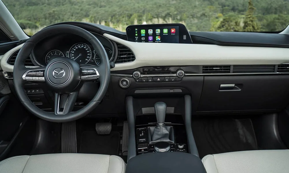 Фото Mazda 3 — передняя панель, фото 2. Компоновка экранов, дефлекторов и консоли Mazda 3 — передняя панель, фото 2
