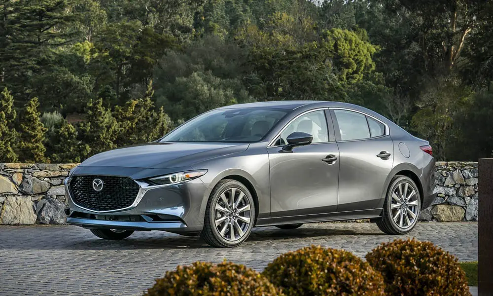 Фото Mazda 3 — вид спереди, фото 18. Анфас: пропорции капота, посадка кузова и графика ходовых огней Mazda 3 — вид спереди, фото 18