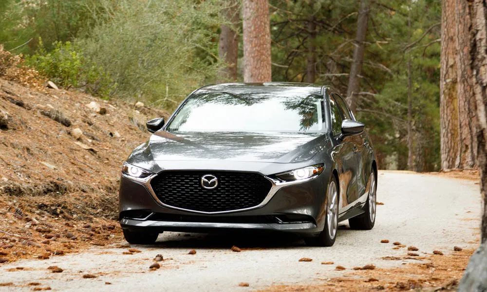 Фото Mazda 3 — вид спереди, фото 21. Анфас: пропорции капота, посадка кузова и графика ходовых огней. Дневные ходовые огни включаются автоматически с запуском Mazda 3 — вид спереди, фото 21