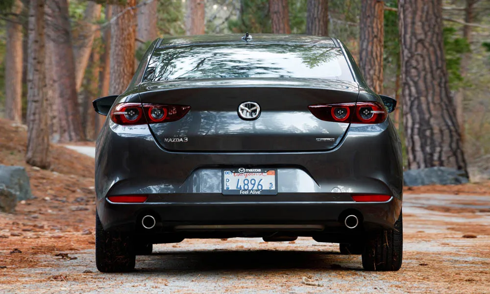 Фото Mazda 3 — вид сзади, фото 7. Серый кузов сзади — фонари и бампер определяют ночной образ модели Mazda 3 — вид сзади, фото 7