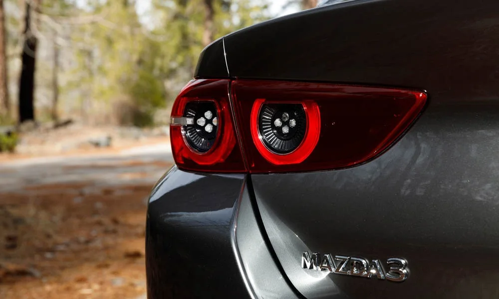 Фото Mazda 3 — вид сзади, фото 8. Графика фонарей, бампер и оформление пятой двери Mazda 3 — вид сзади, фото 8