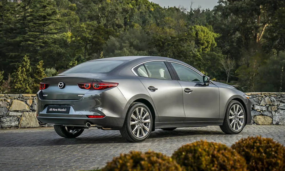 Фото Mazda 3 — вид сзади, фото 10. Серый кузов сзади — фонари и бампер определяют ночной образ модели. Насадки выхлопа или их имитация внизу бампера различают версии Mazda 3 — вид сзади, фото 10