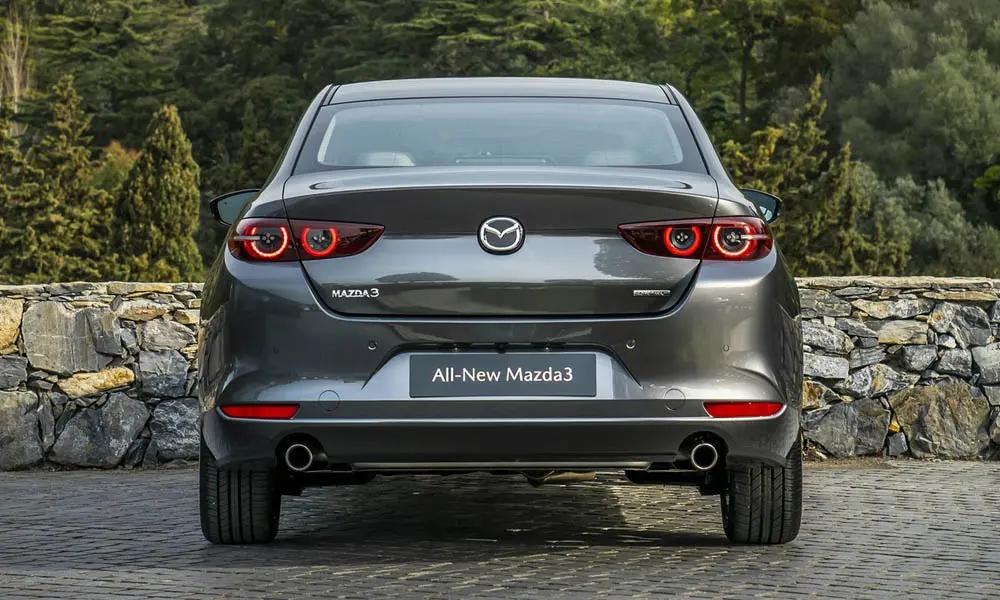 Фото Mazda 3 — вид сзади, фото 11. Серый кузов сзади — фонари и бампер определяют ночной образ модели Mazda 3 — вид сзади, фото 11