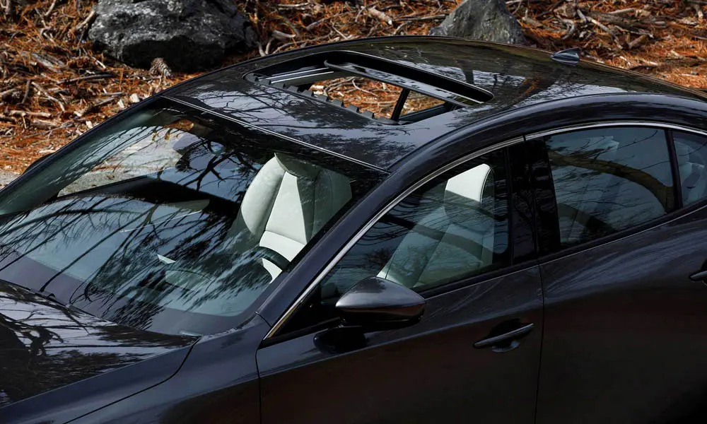 Фото Mazda 3 — крыша, фото 2. Линия крыши и панорамное остекление с высоты. Панорамное стекло зрительно увеличивает салон; шторка спасает в жару Mazda 3 — крыша, фото 2