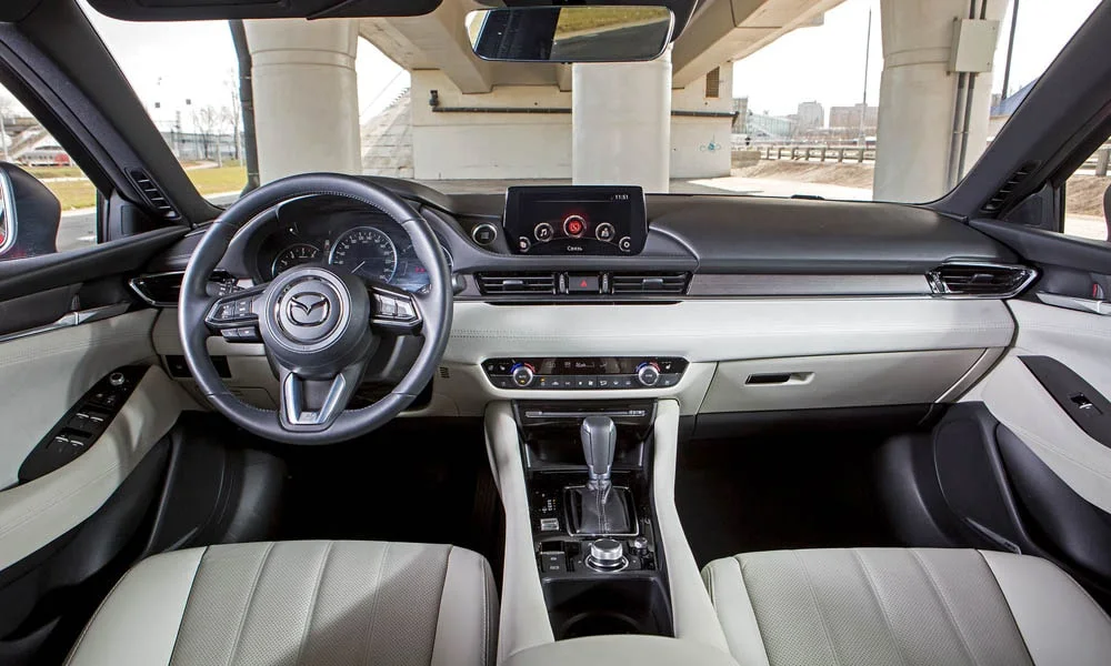 Фото Mazda 6 — передняя панель. Панель в светло-серой отделке — видна компоновка экранов и органов управления Mazda 6 — передняя панель