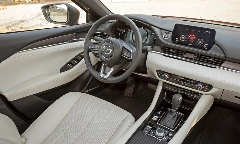 Фото Mazda 6 — передняя панель, фото 2. Компоновка экранов, дефлекторов и консоли Mazda 6 — передняя панель, фото 2