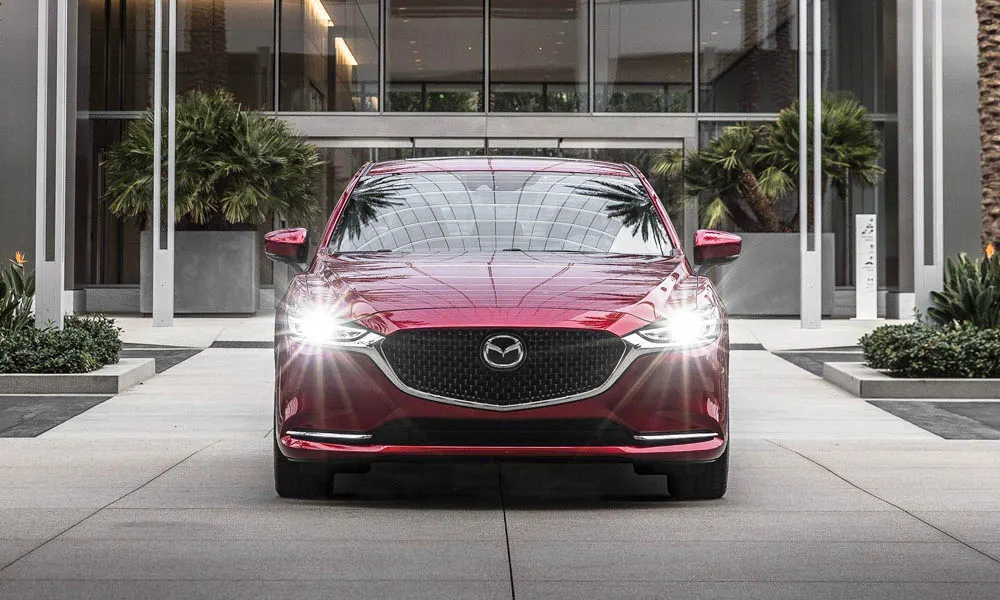 Фото Mazda 6 — вид спереди, фото 3. Анфас: пропорции капота, посадка кузова и графика ходовых огней. Рисунок ходовых огней — подпись модели, по нему её узнают в потоке Mazda 6 — вид спереди, фото 3