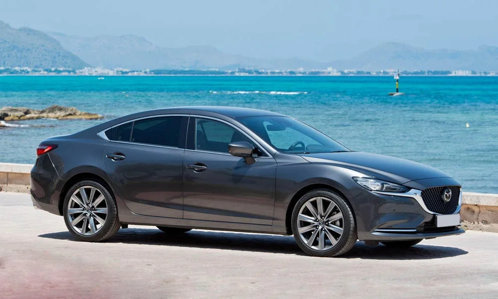 Фото Mazda 6 — вид спереди, фото 8. Анфас: пропорции капота, посадка кузова и графика ходовых огней. Рисунок ходовых огней — подпись модели, по нему её узнают в потоке Mazda 6 — вид спереди, фото 8
