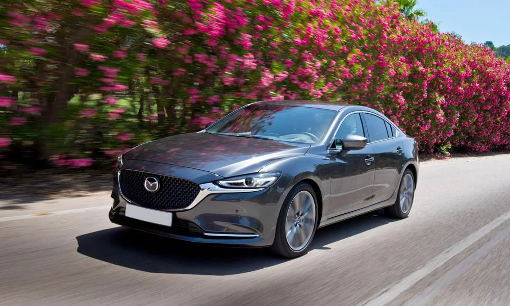 Фото Mazda 6 — вид спереди, фото 10. Анфас: пропорции капота, посадка кузова и графика ходовых огней. Рисунок ходовых огней — подпись модели, по нему её узнают в потоке Mazda 6 — вид спереди, фото 10