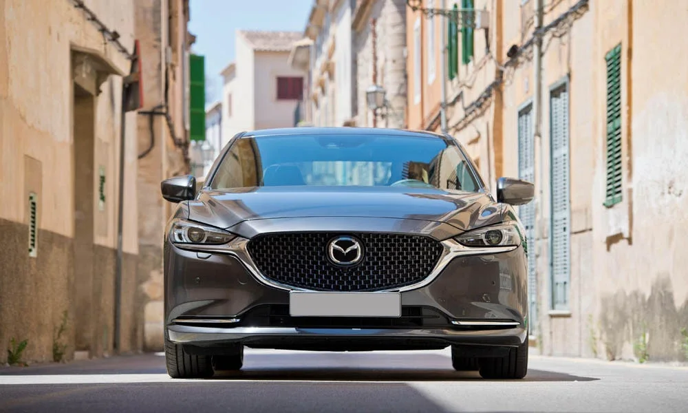 Фото Mazda 6 — вид спереди, фото 11. Оптика, решётка и бампер — первое впечатление о модели. Дневные ходовые огни включаются автоматически с запуском Mazda 6 — вид спереди, фото 11