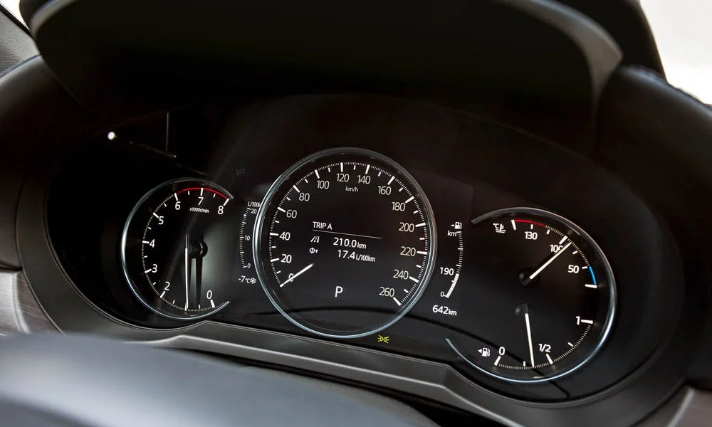 Фото Mazda 6 — приборная панель. Экран приборов за рулём — вся ходовая информация перед глазами. Запас хода и расход выводятся крупно — главные цифры ежедневных поездок Mazda 6 — приборная панель