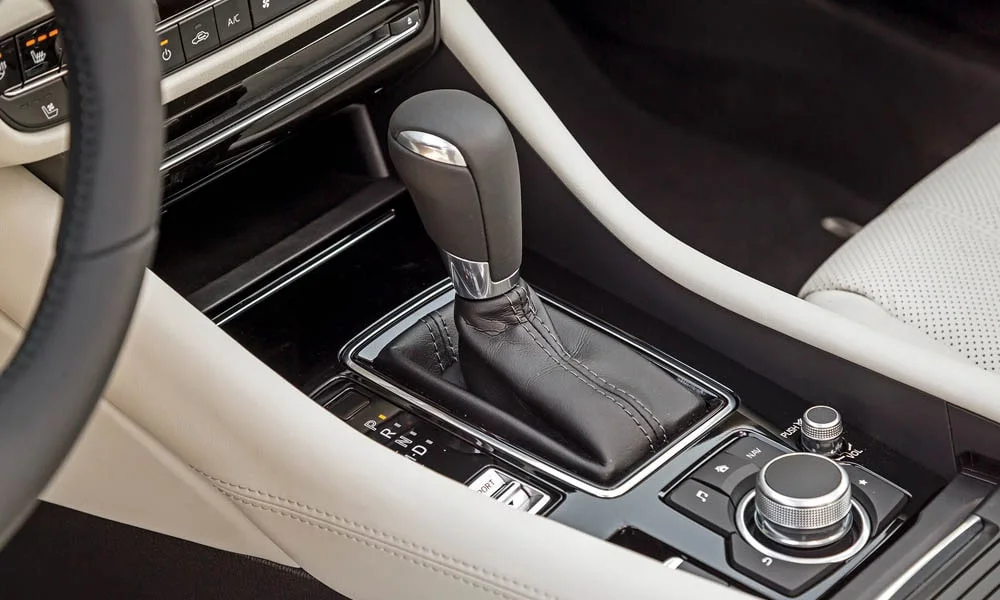 Фото Mazda 6 — селектор коробки передач. Селектор трансмиссии на центральной консоли. Режимы движения и электронный ручник собраны рядом с селектором Mazda 6 — селектор коробки передач