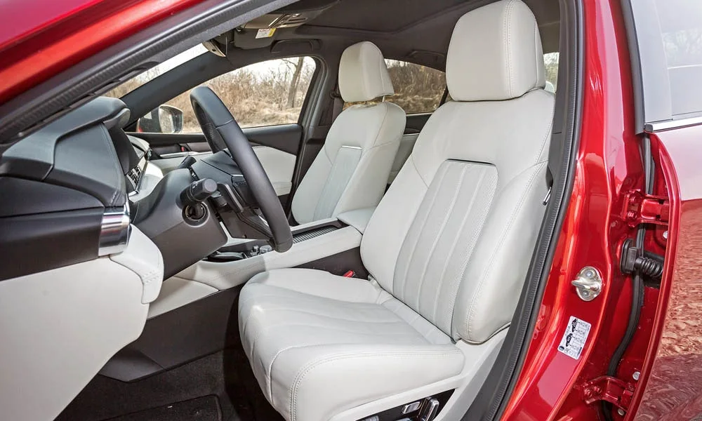Фото Mazda 6 — интерьер. Общий план салона: архитектура панели, консоль и кресла. Уровень отделки читается по стыкам панелей и мягким поверхностям в зонах касания Mazda 6 — интерьер