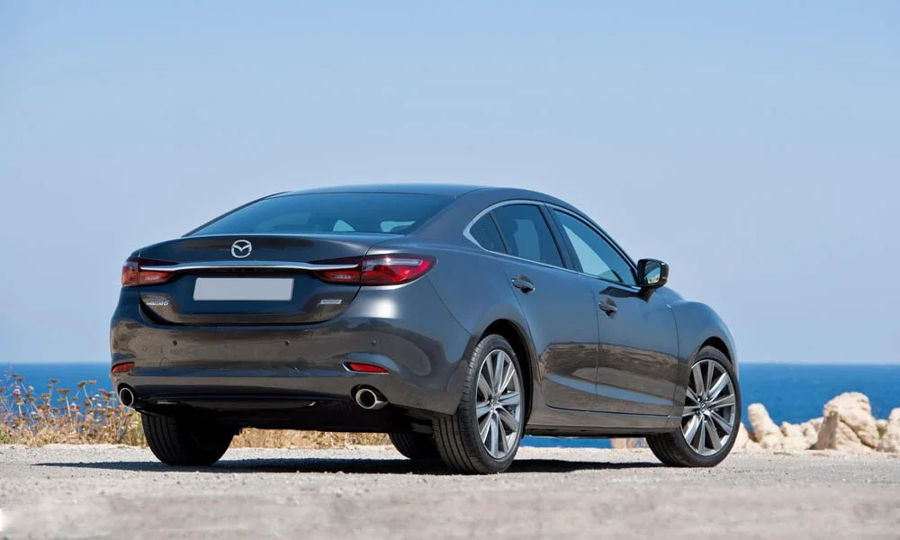 Фото Mazda 6 — вид сзади, фото 4. Серый кузов сзади — фонари и бампер определяют ночной образ модели. Светодиодная полоса или раздельные секции — задняя оптика стала главным украшением кормы Mazda 6 — вид сзади, фото 4
