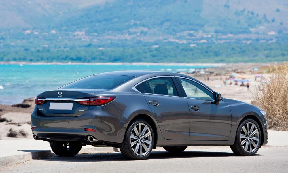 Фото Mazda 6 — вид сзади, фото 7. Корма в сером цвете: графика фонарей и пластика пятой двери Mazda 6 — вид сзади, фото 7
