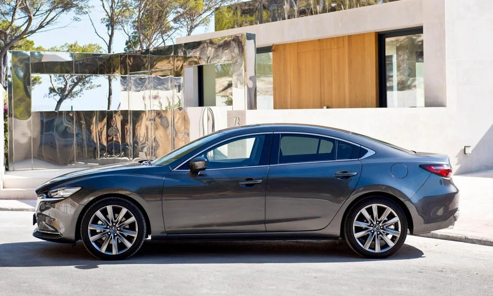 Фото Mazda 6 — вид сбоку, фото 2. Профиль в сером цвете: соотношение колёсной базы и свесов Mazda 6 — вид сбоку, фото 2