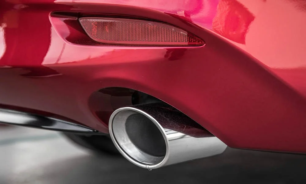 Фото Mazda 6 — задние фонари. Графика секций крупным планом — ночная подпись модели Mazda 6 — задние фонари