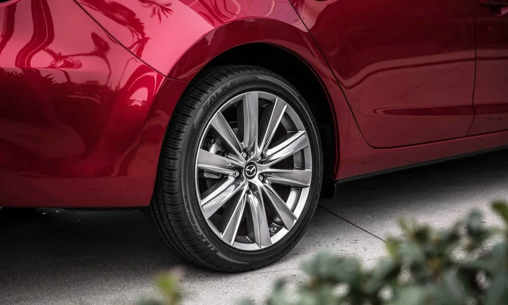 Фото Mazda 6 — колесо и диск. Аэродинамический дизайн колеса снижает расход на трассе. Индекс скорости и нагрузки читается на боковине шины Mazda 6 — колесо и диск