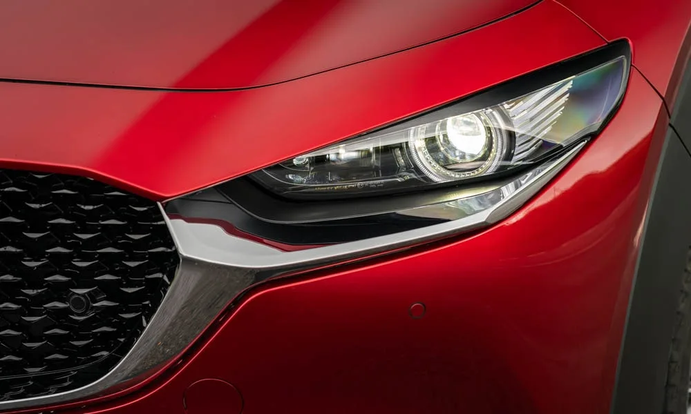 Фото Mazda CX-30 — вид спереди, фото 4. Анфас: пропорции капота, посадка кузова и графика ходовых огней Mazda CX-30 — вид спереди, фото 4