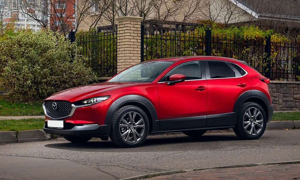 Фото Mazda CX-30 — вид спереди, фото 5. Передок в красном исполнении — крупная светотехника и выразительный бампер Mazda CX-30 — вид спереди, фото 5