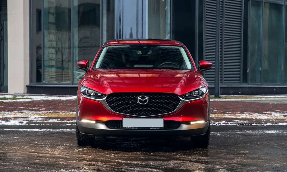 Фото Mazda CX-30 — вид спереди, фото 7. Оптика, решётка и бампер — первое впечатление о модели. Дневные ходовые огни включаются автоматически с запуском Mazda CX-30 — вид спереди, фото 7