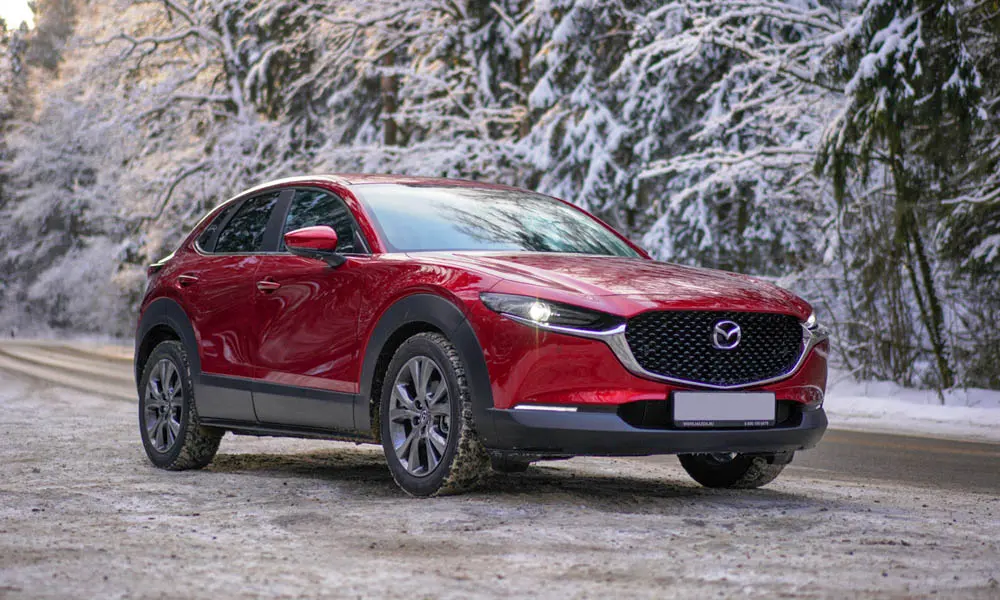 Фото Mazda CX-30 — вид спереди, фото 8. Красный кузов, строгая симметрия оптики — базовый ракурс знакомства с дизайном Mazda CX-30 — вид спереди, фото 8
