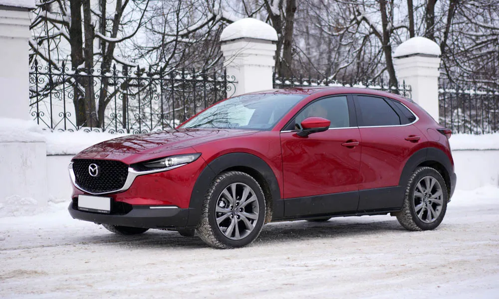 Фото Mazda CX-30 — вид спереди, фото 9. Анфас: пропорции капота, посадка кузова и графика ходовых огней Mazda CX-30 — вид спереди, фото 9