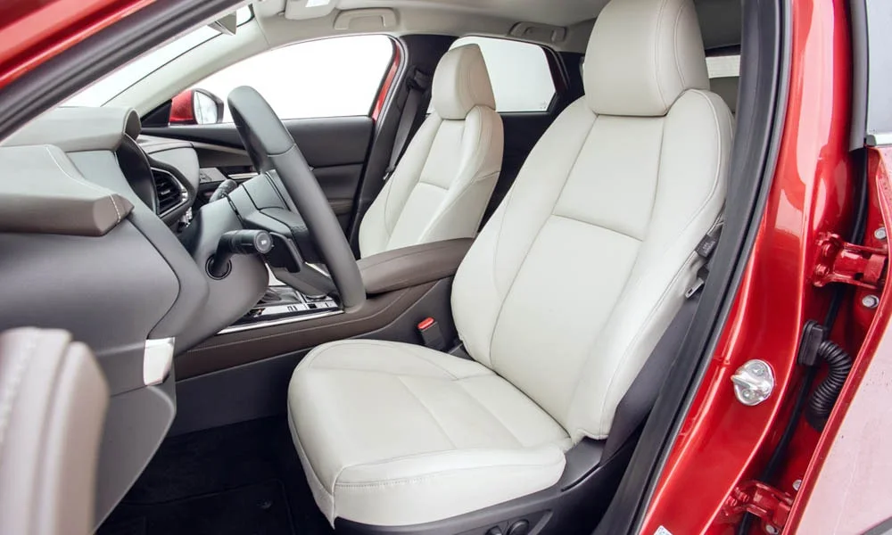Фото Mazda CX-30 — передние сиденья. Профиль кресел: боковая поддержка и подголовники. Выраженная боковая поддержка держит в поворотах Mazda CX-30 — передние сиденья