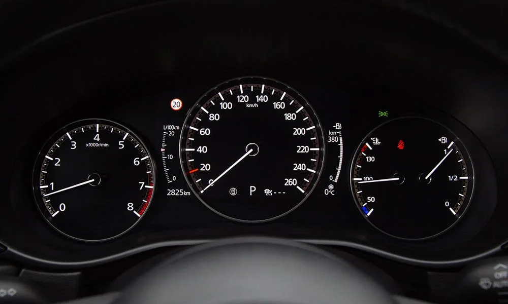 Фото Mazda CX-30 — приборная панель. Скорость, запас хода и подсказки ассистентов перед глазами. Компоновка приборов настраивается в меню у большинства версий Mazda CX-30 — приборная панель