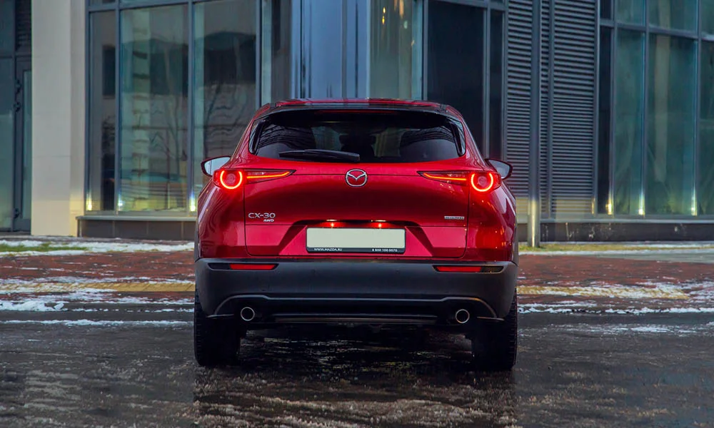 Фото Mazda CX-30 — вид сзади, фото 4. Графика фонарей, бампер и оформление пятой двери Mazda CX-30 — вид сзади, фото 4