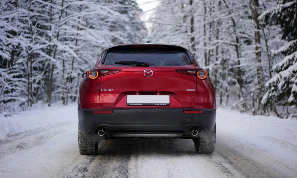 Фото Mazda CX-30 — вид сзади, фото 5. Графика фонарей, бампер и оформление пятой двери Mazda CX-30 — вид сзади, фото 5