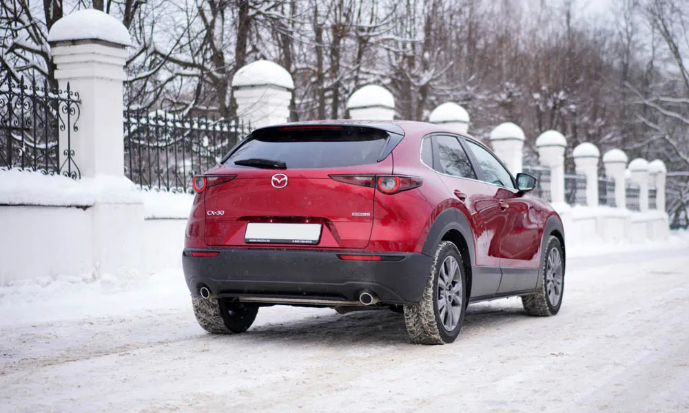 Фото Mazda CX-30 — вид сзади, фото 6. Корма в красном цвете: графика фонарей и пластика пятой двери. Насадки выхлопа или их имитация внизу бампера различают версии Mazda CX-30 — вид сзади, фото 6