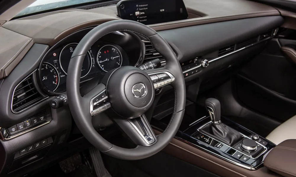 Фото Mazda CX-30 — руль, фото 2. Обшивка обода и компоновка спиц крупным планом Mazda CX-30 — руль, фото 2