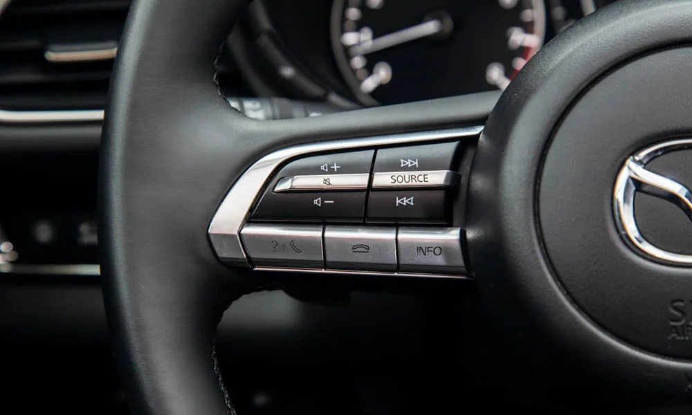 Фото Mazda CX-30 — руль, фото 3. Обшивка обода и компоновка спиц крупным планом. Обогрев обода — опция, которую оценят зимой Mazda CX-30 — руль, фото 3